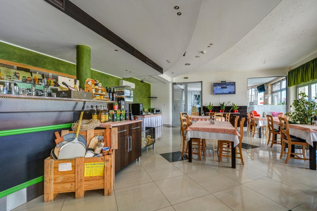 Hotel Samaria Šamorín Bagian luar foto