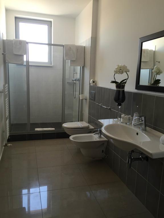 Hotel Samaria Šamorín Bagian luar foto