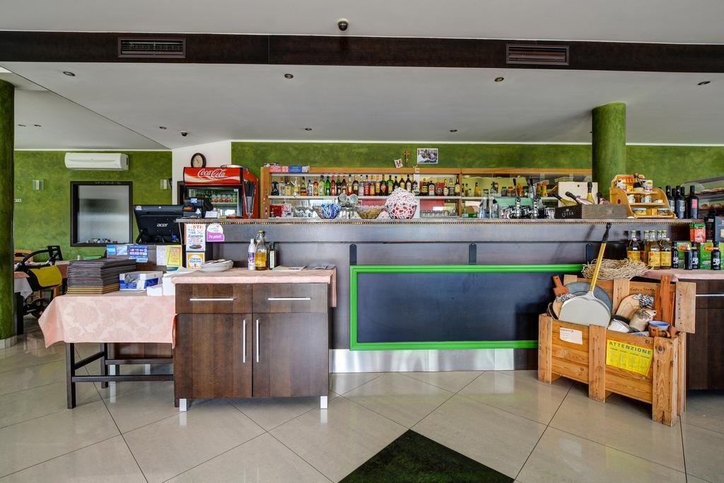 Hotel Samaria Šamorín Bagian luar foto